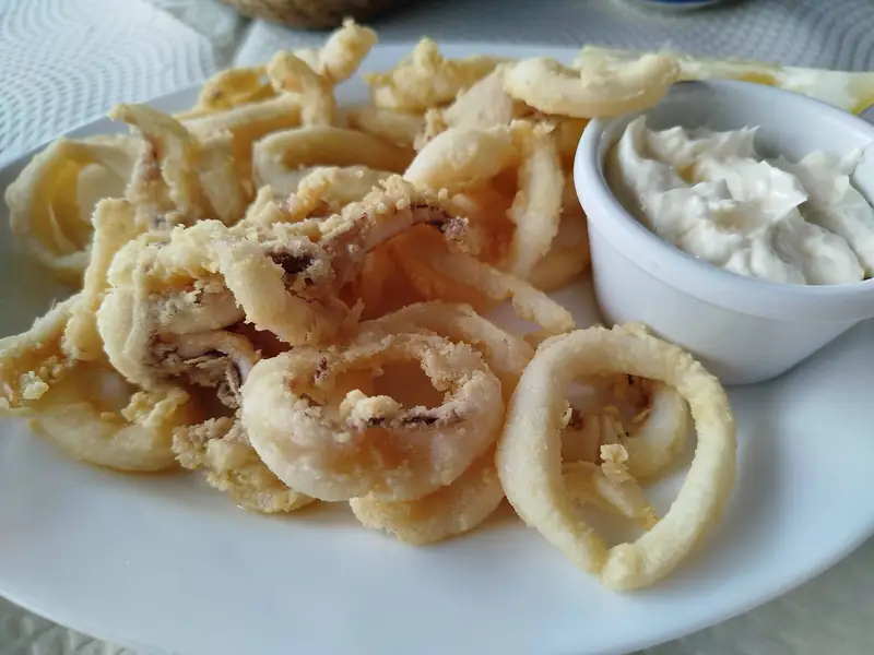 Calamares fritos con salsa