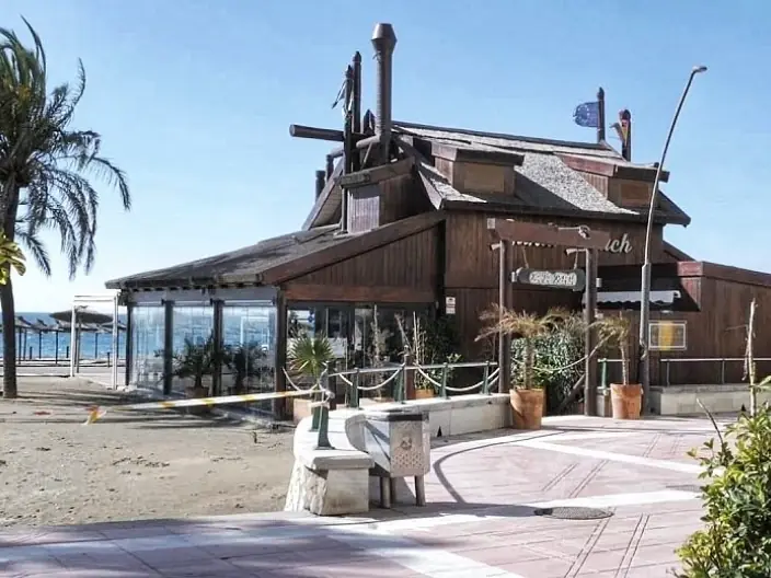 Edificio de madera del Chiringuito África Beach visto desde la playa de La Rada