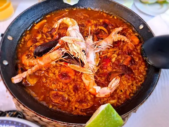 Paella de marisco con gambas y mejillones en la paellera