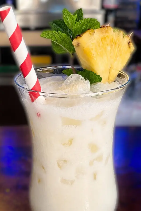 Piña colada con piña natural y hierbabuena