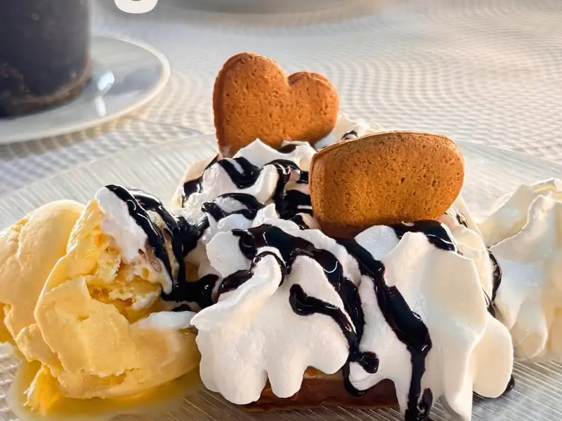 Tarta banoffee con nata, helado y galletas